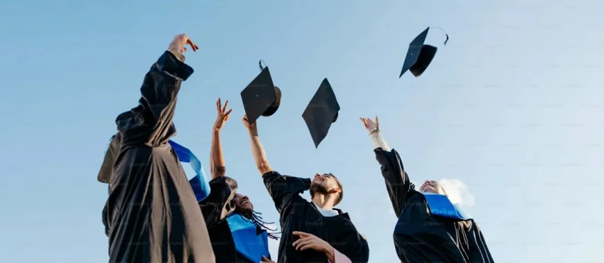 6 Contoh Pantun Wisuda Sarjana yang Mengharukan