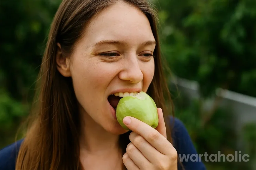 Nggak Cuma Bikin Seger, Ini Arti Mimpi Makan Jambu Air Hijau yang Bikin Penasaran!