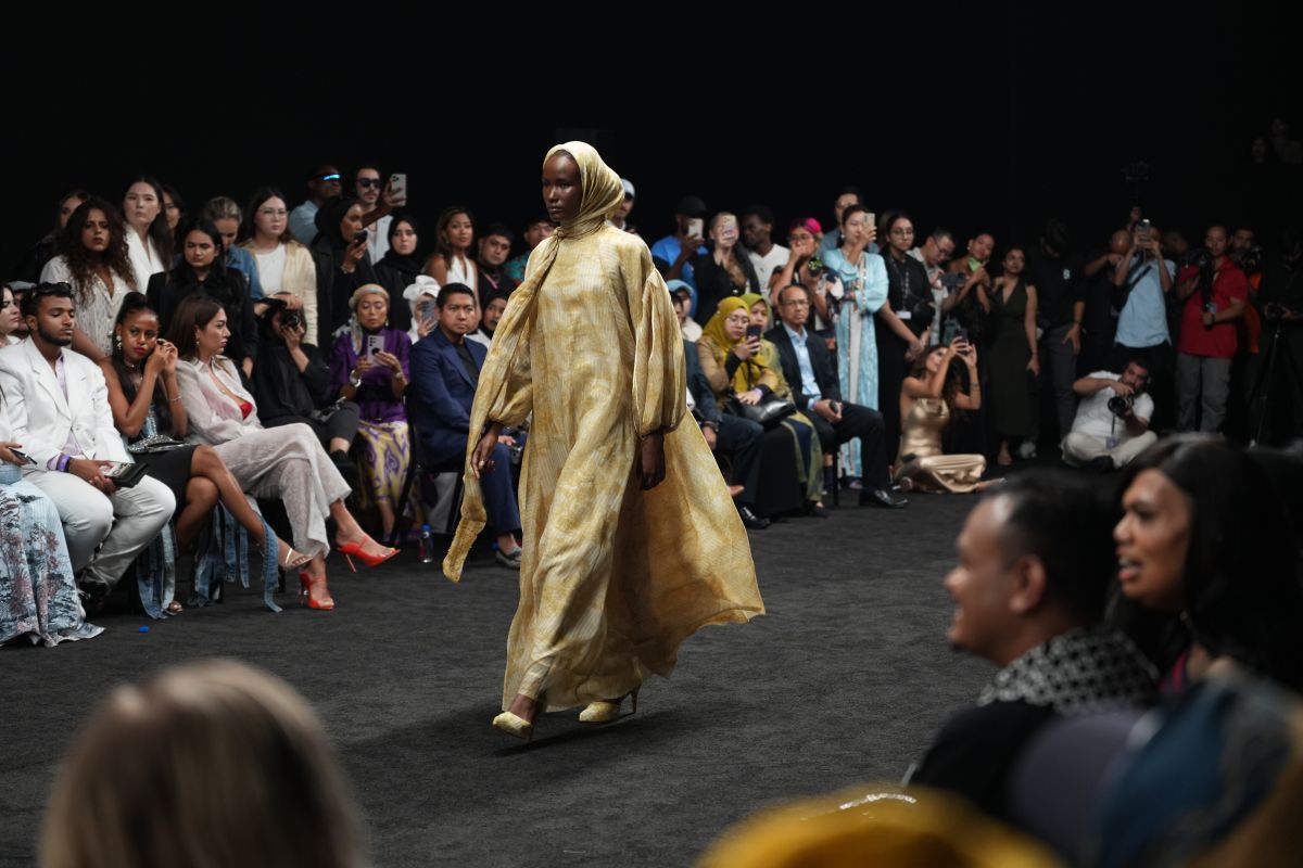 Karya Alam Memukau Runway Dubai Fashion Week dalam Persembahan Benang Jarum